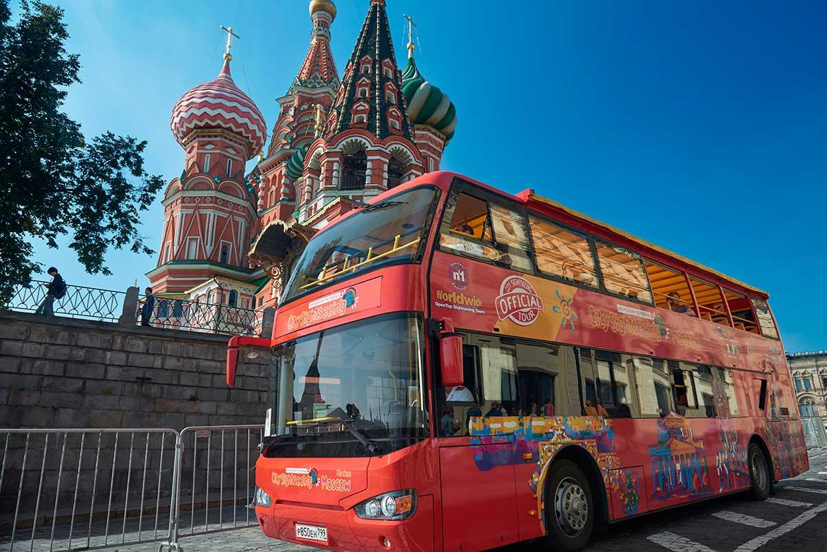 Многодневные туры из москвы. Красный автобус. Экскурсия на автобусе. Туристический автобус Москва. Двухэтажный автобус в Москве.