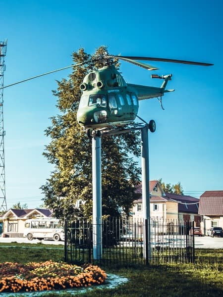 Памятник вертолету Ми-2