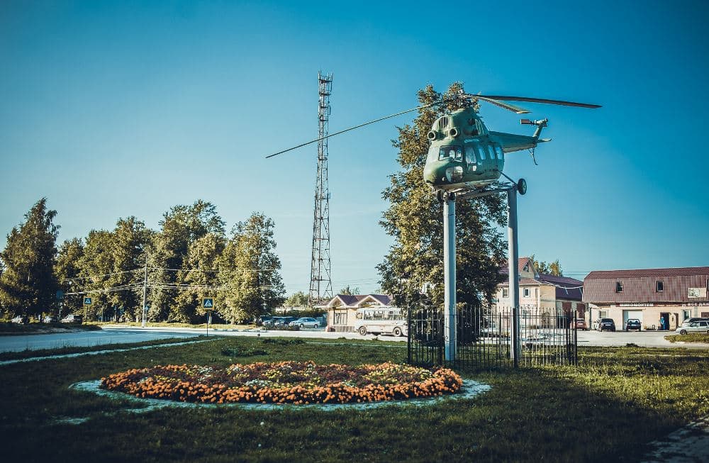 Памятник вертолету Ми-2