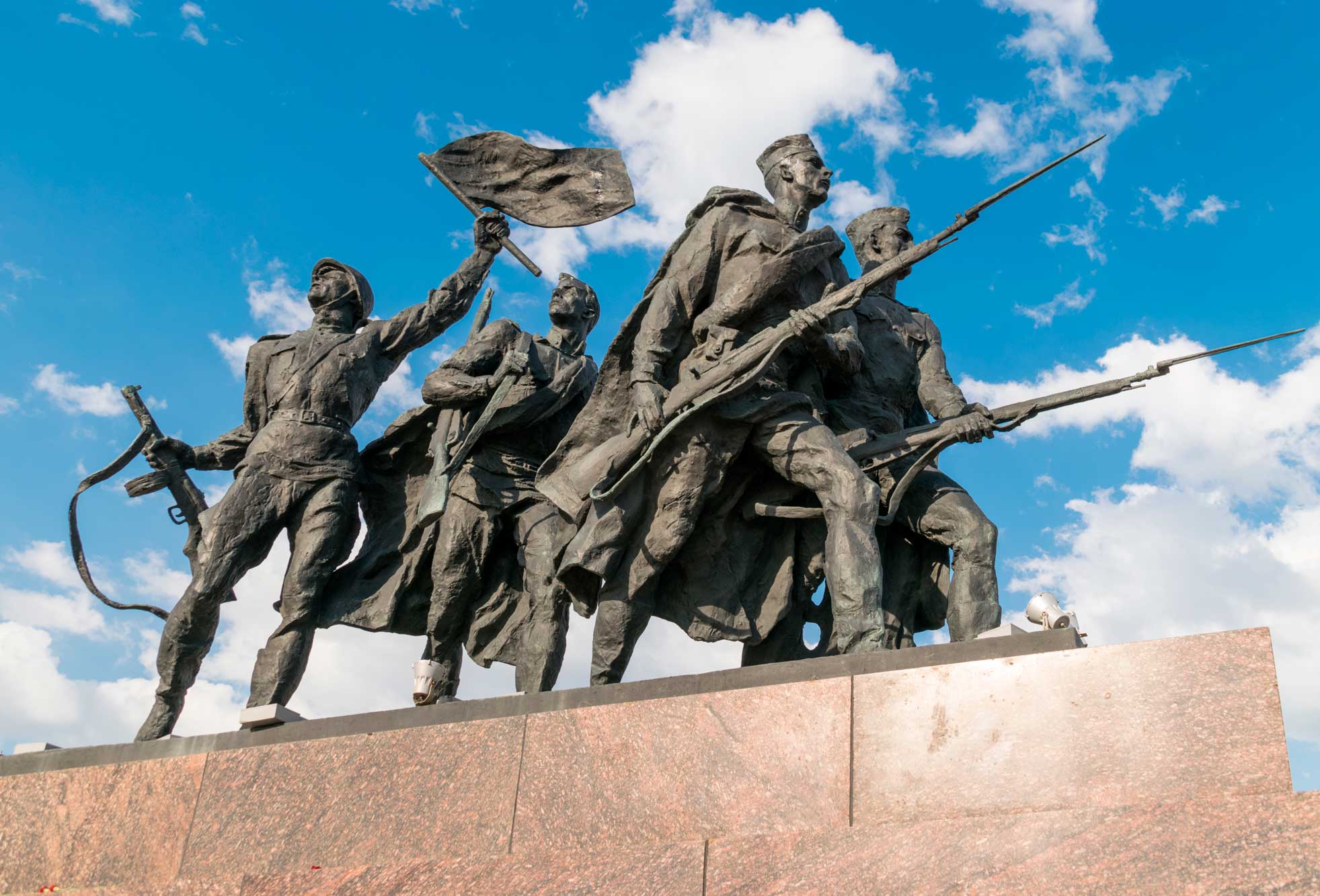Монумент героическим защитникам Ленинграда