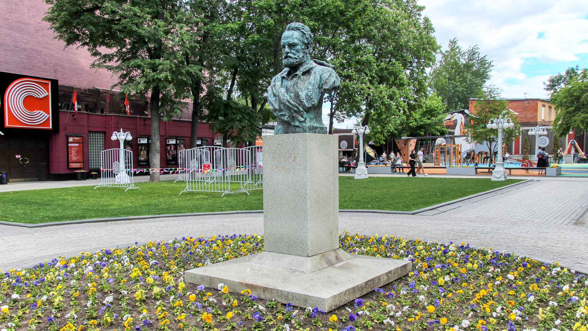 Памятник Виктору Гюго
