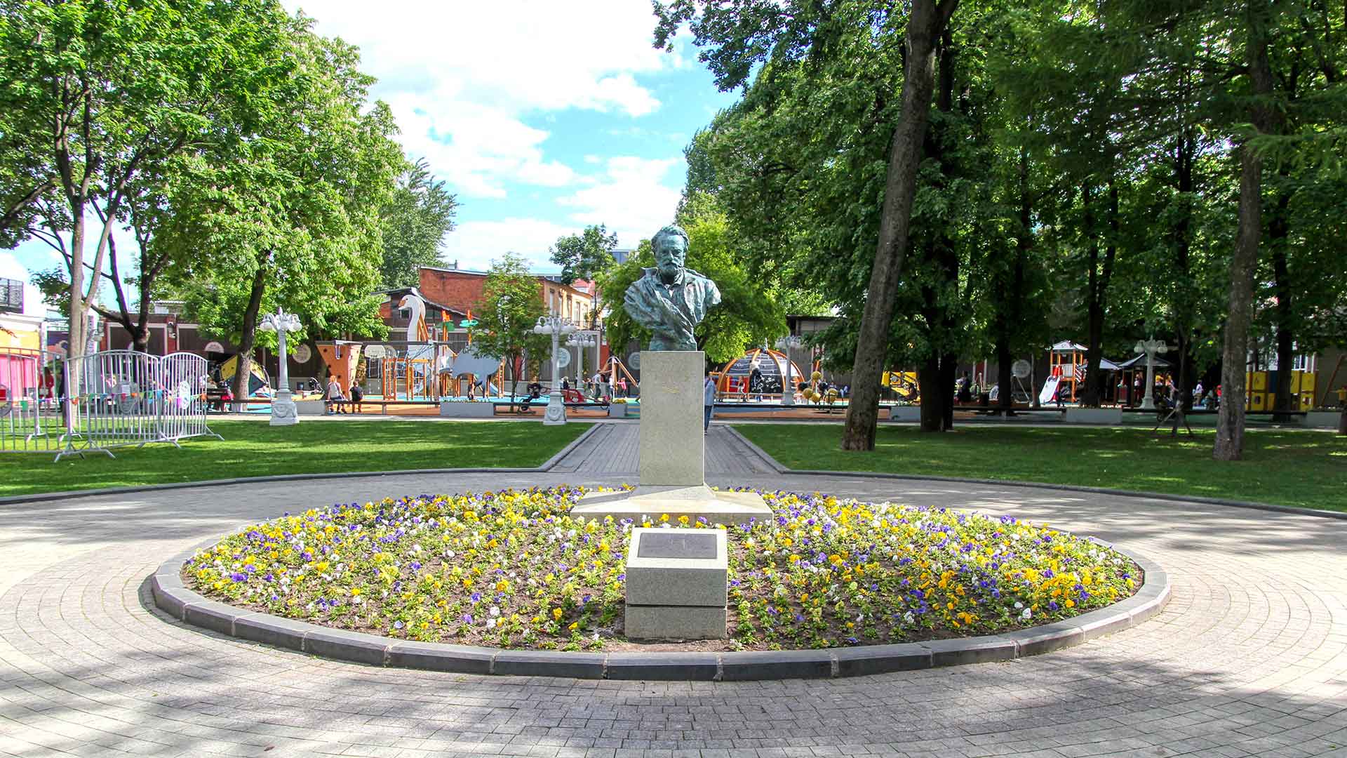 Памятник Виктору Гюго