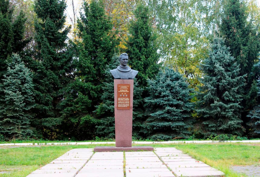 Бюст Валерия Кубасова