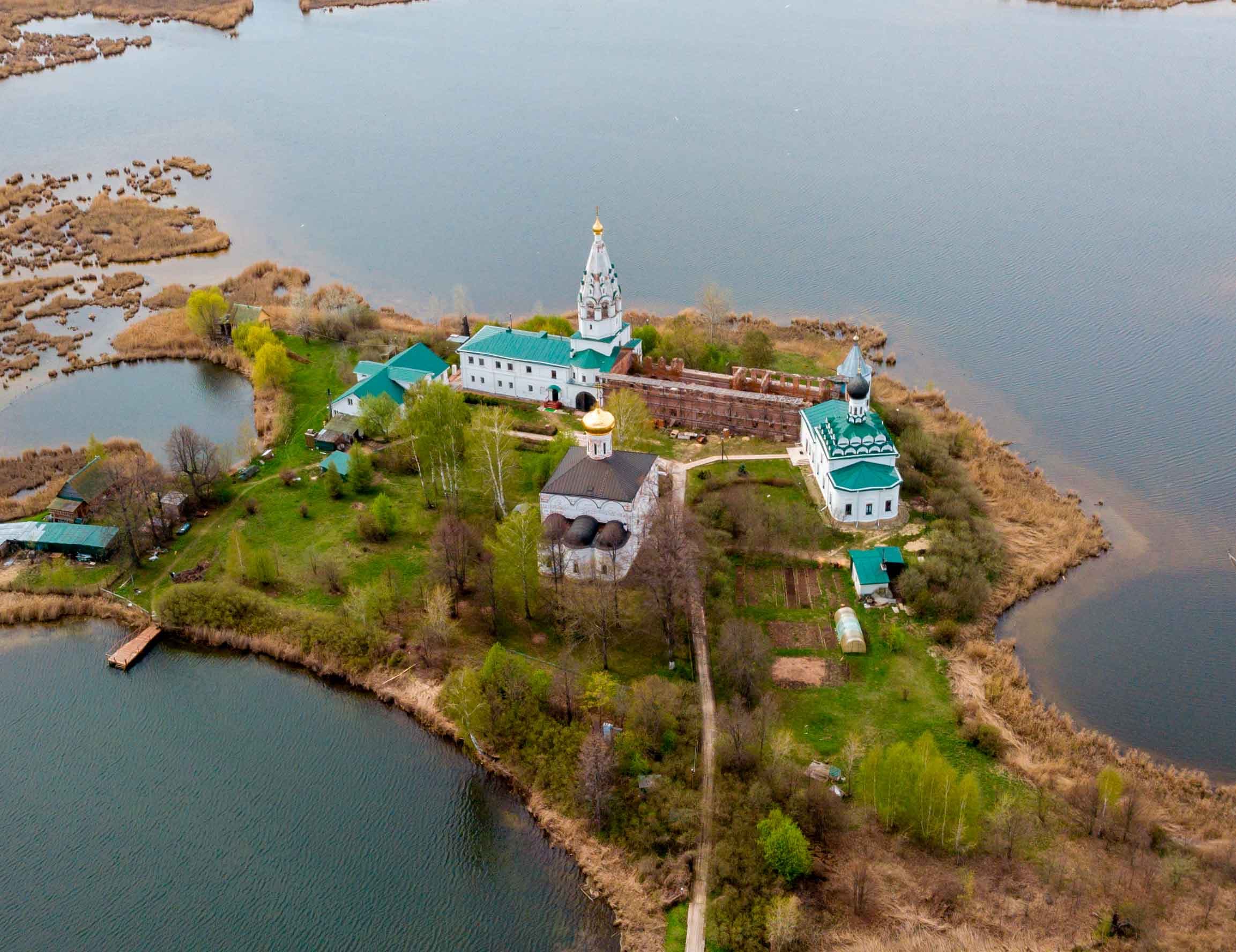 Свято-Троицкий Островоезерский монастырь