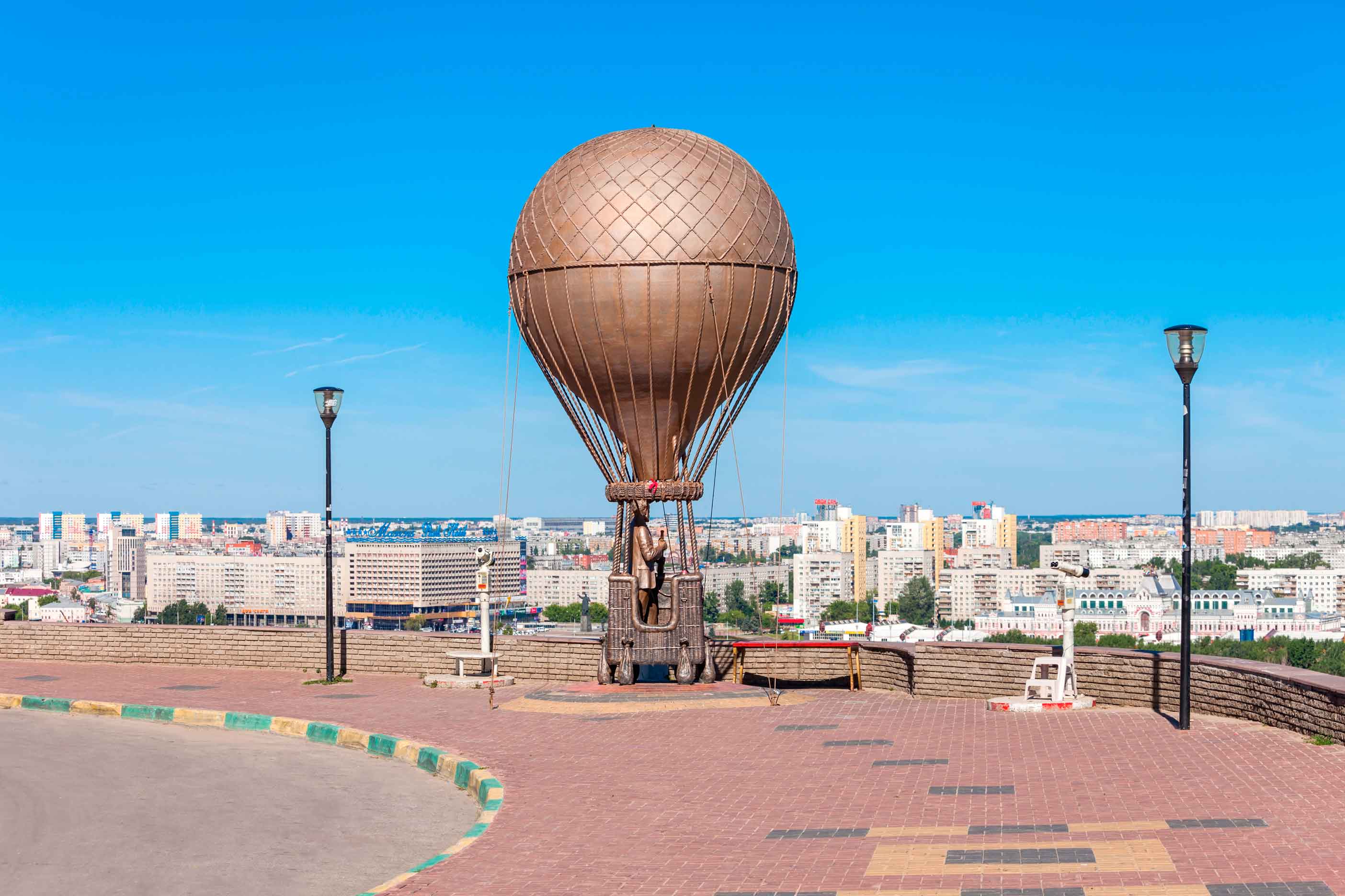 Памятник Жюлю Верну