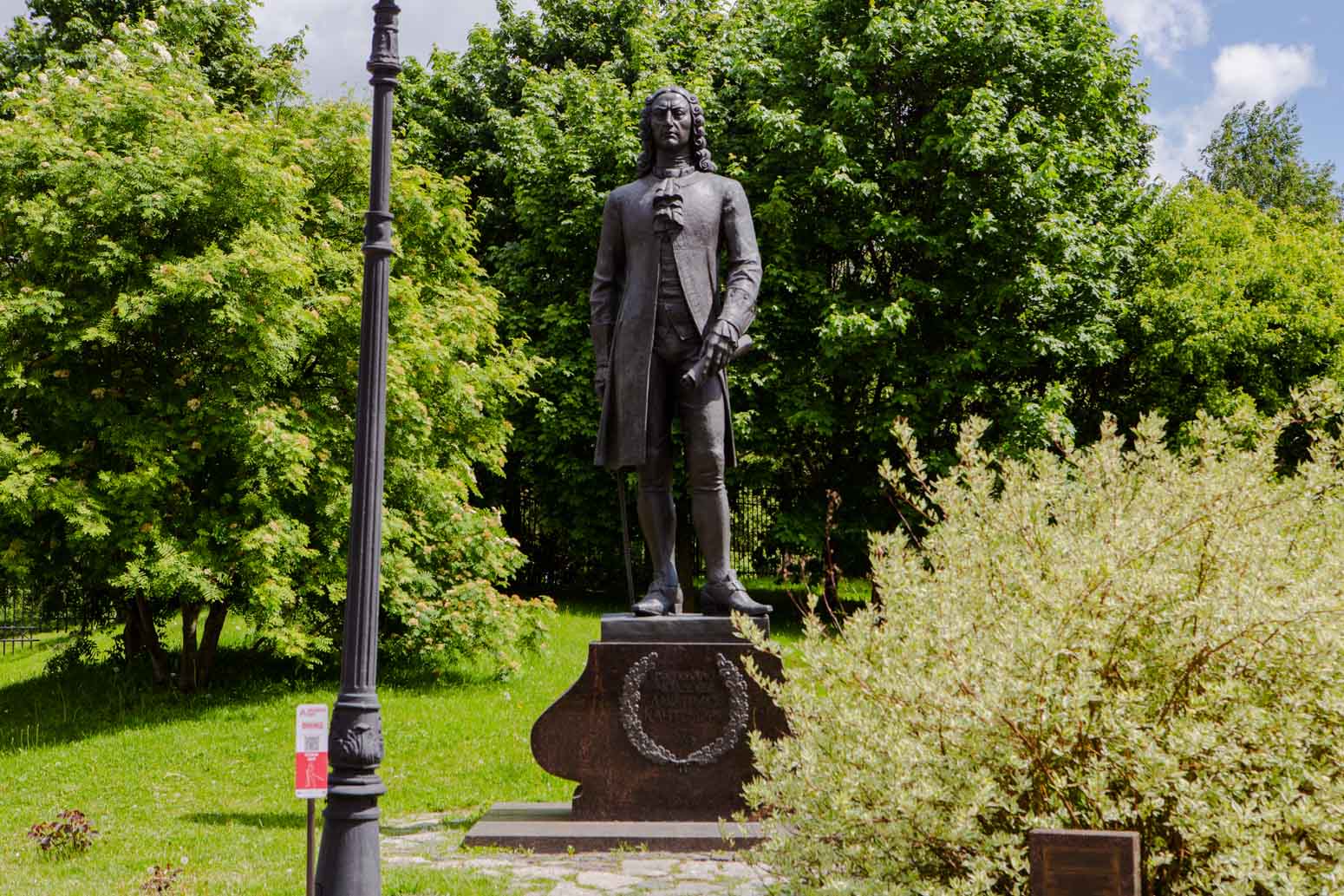 Памятник Дмитрию Кантемиру у Черногрязских ворот в музее-заповеднике «Царицыно»