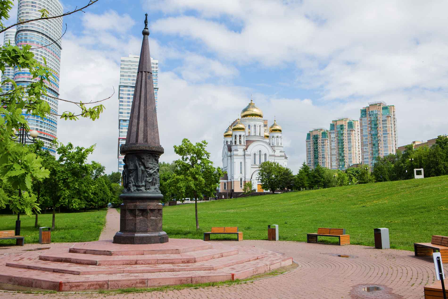 Памятник в честь 400-летия освобождения Москвы
