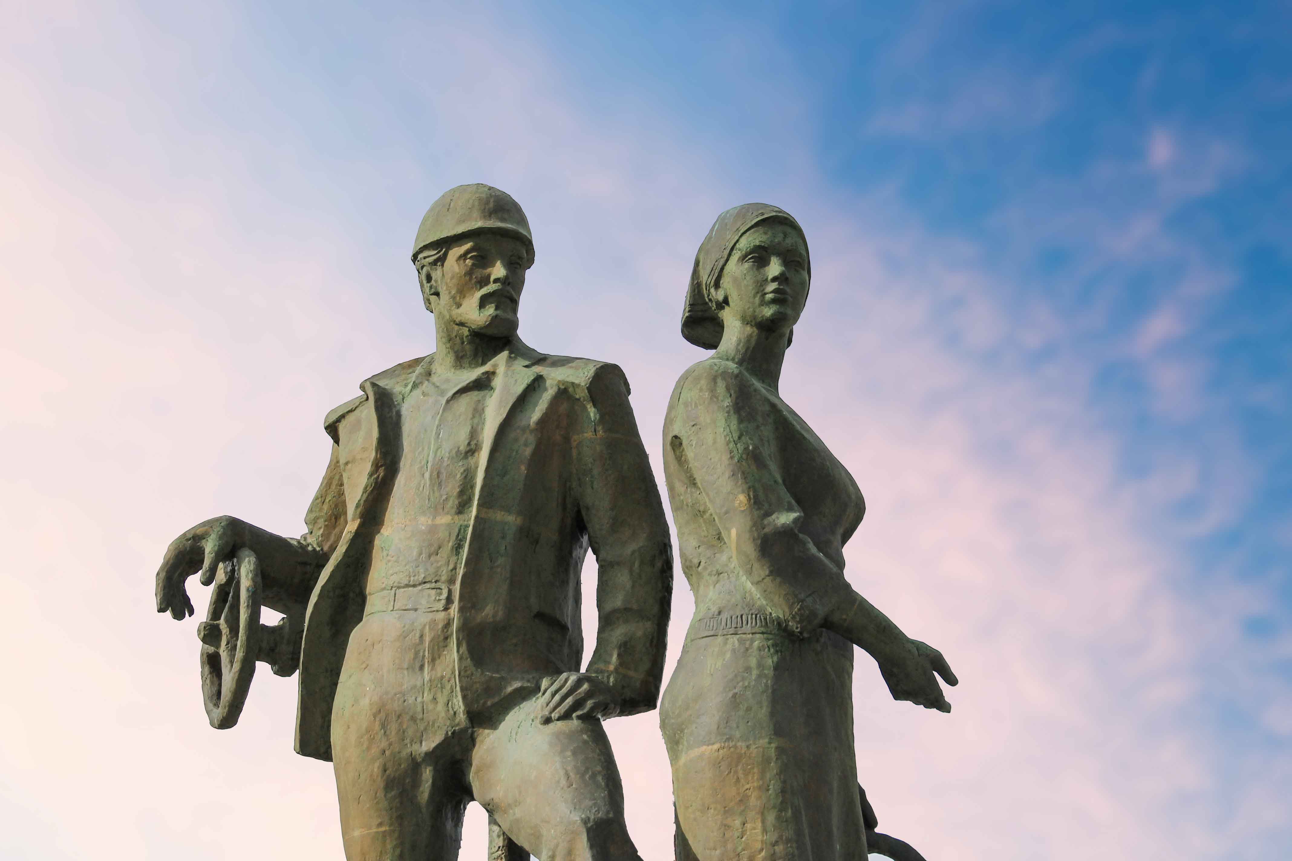 Скульптурная композиция «Слава труду»