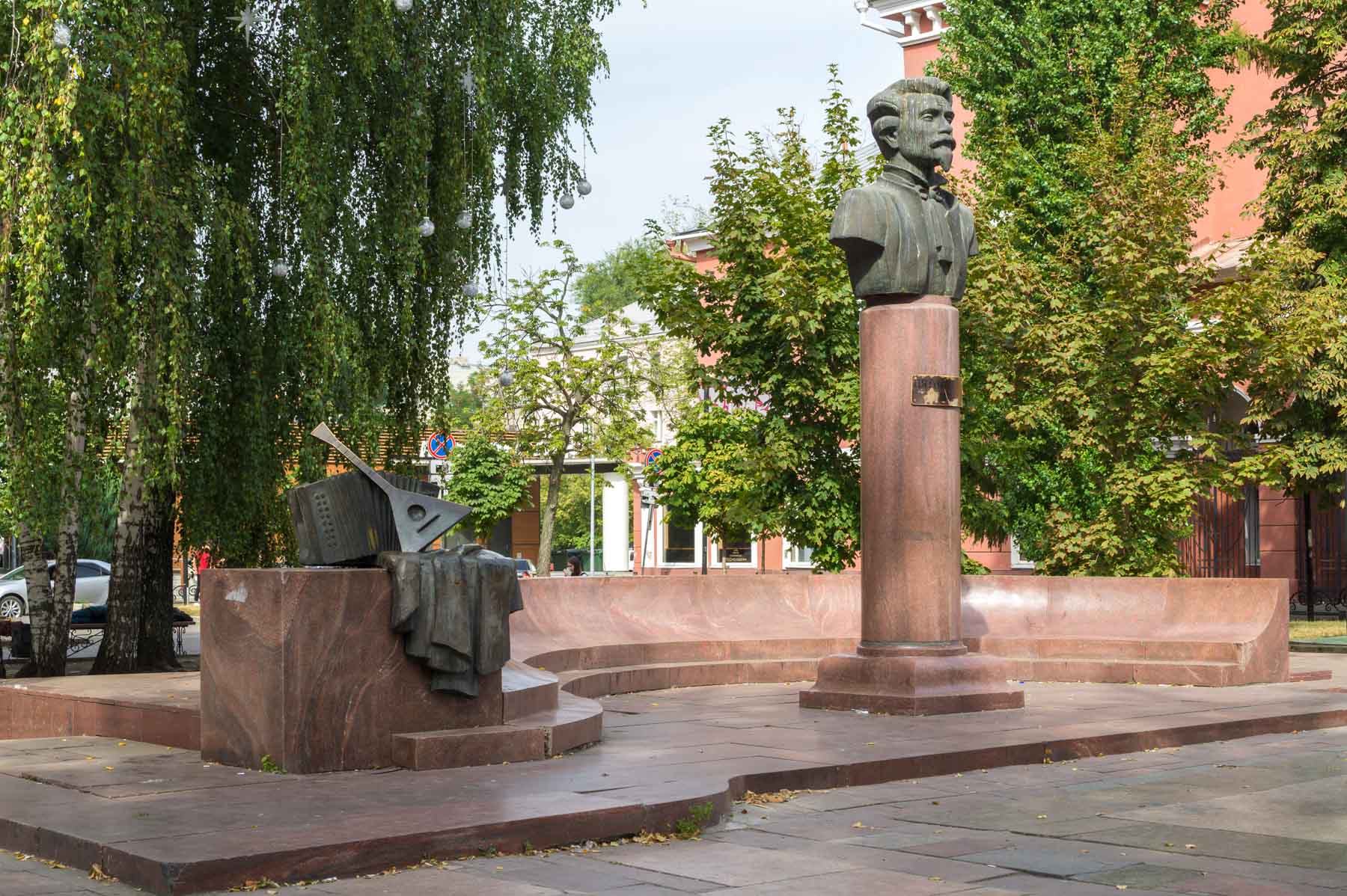 Памятник М.Е. Пятницкому