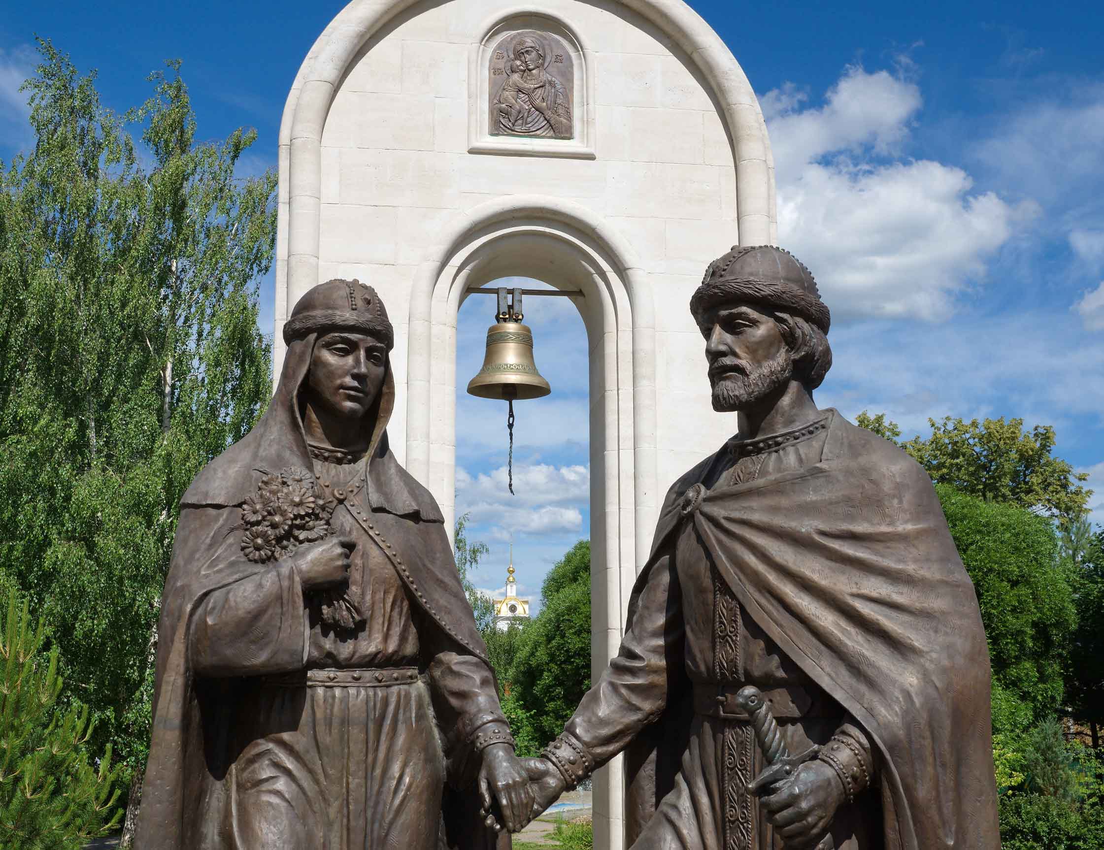 Памятник Петру и Февронии