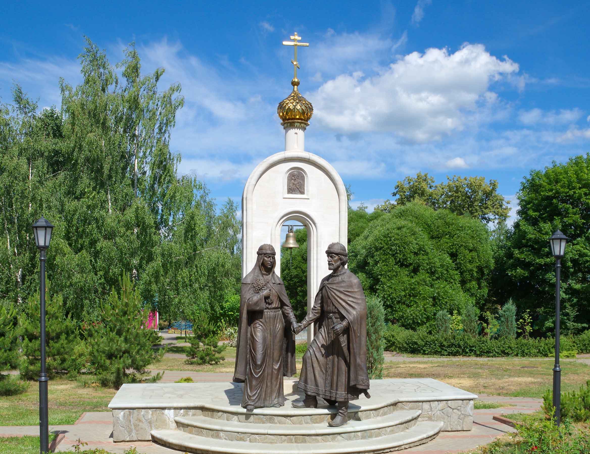Памятник Петру и Февронии