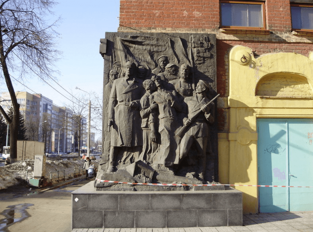 Горельеф «Школа баррикад»