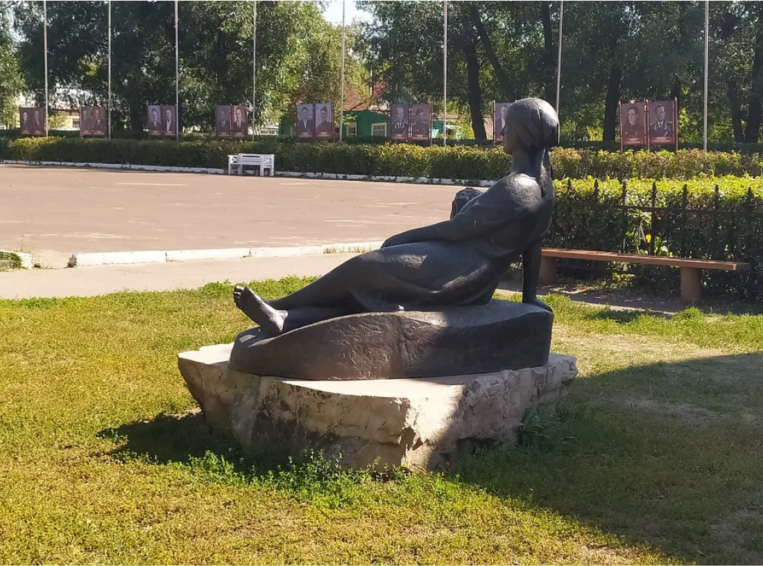 Памятник «Юный Пушкин и его няня»