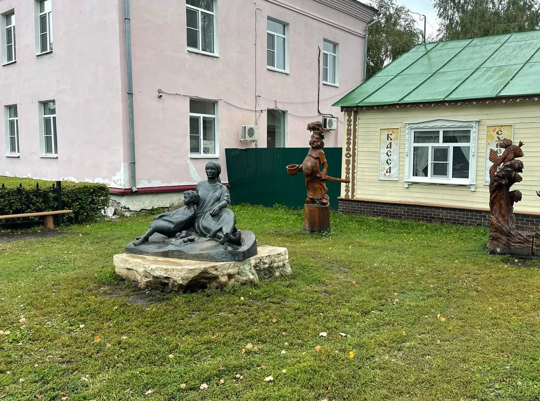 Памятник «Юный Пушкин и его няня»