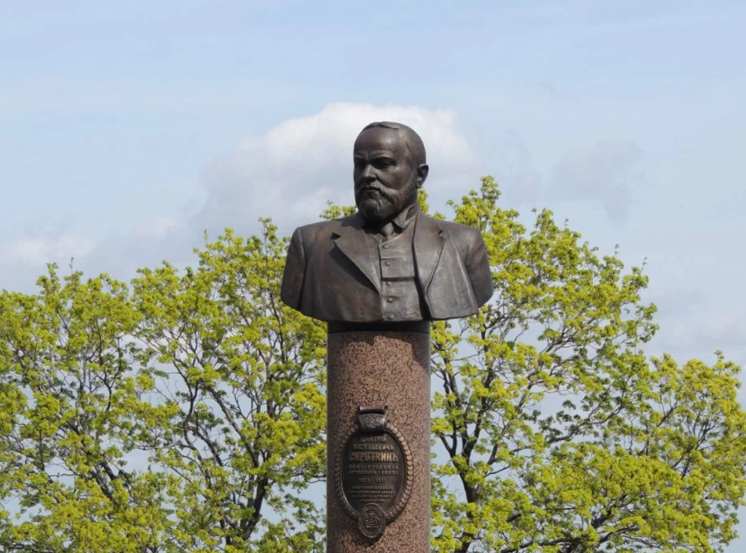 Памятник генерал-губернатору Д.В. Сироткину