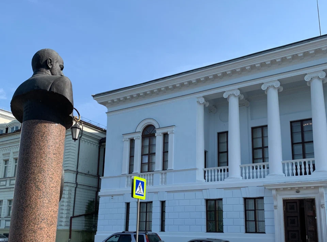 Памятник генерал-губернатору Д.В. Сироткину
