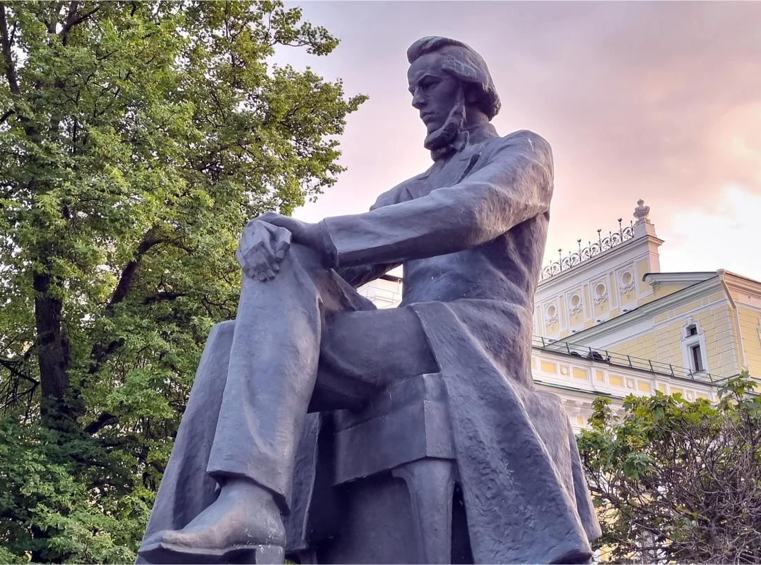 Памятник Н.А. Добролюбову