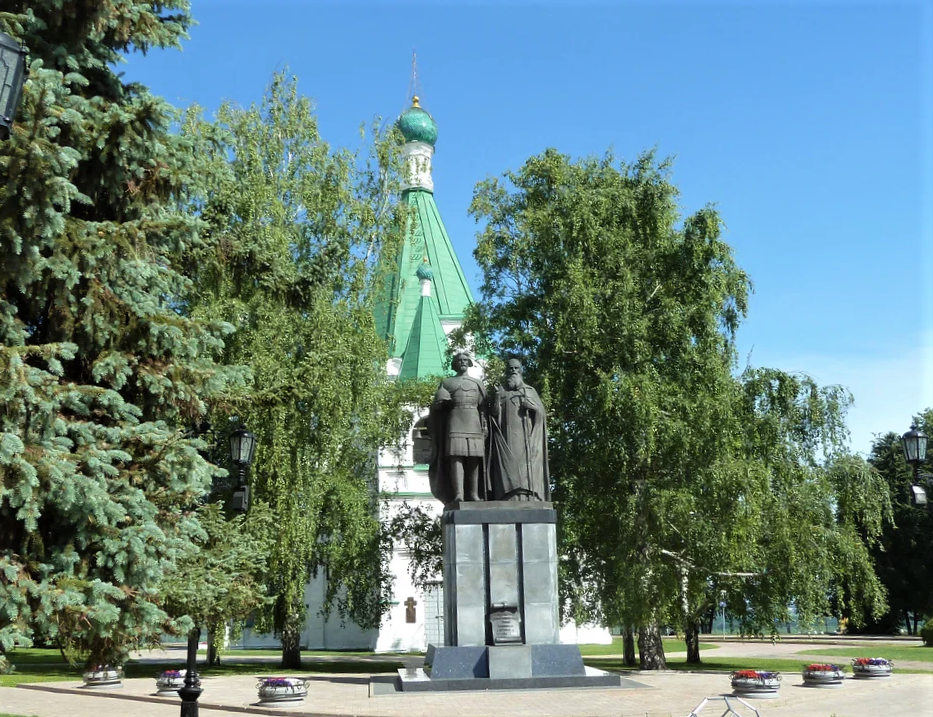 Памятник князю Георгию Всеволодовичу и святителю Симону Суздальскому