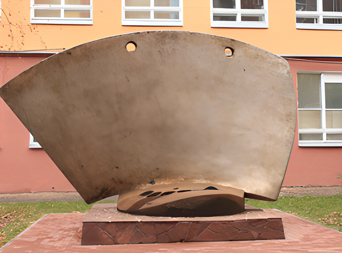 Памятник лопасти турбины