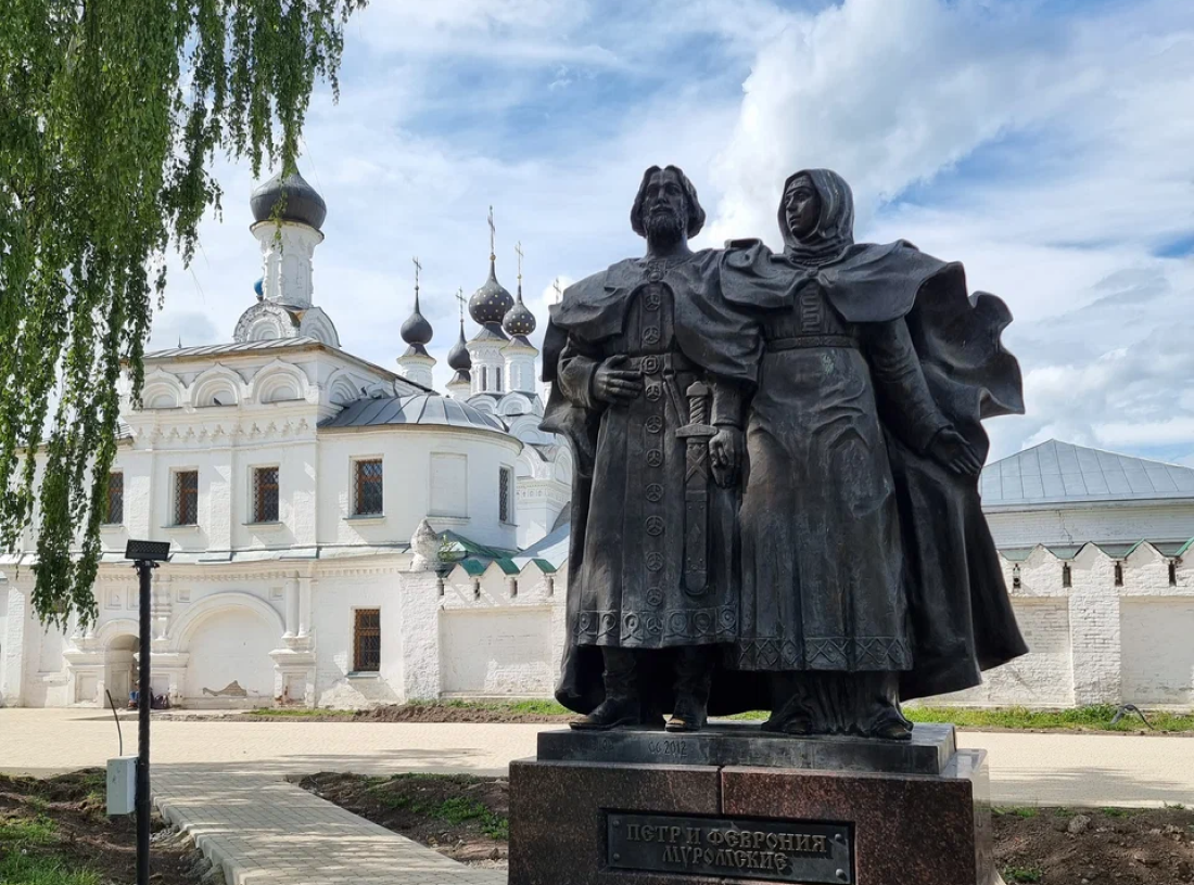 Памятник святым Петру и Февронии