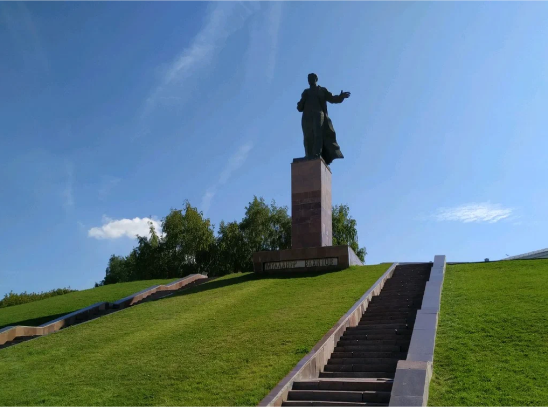 Памятник Муллануру Вахитову