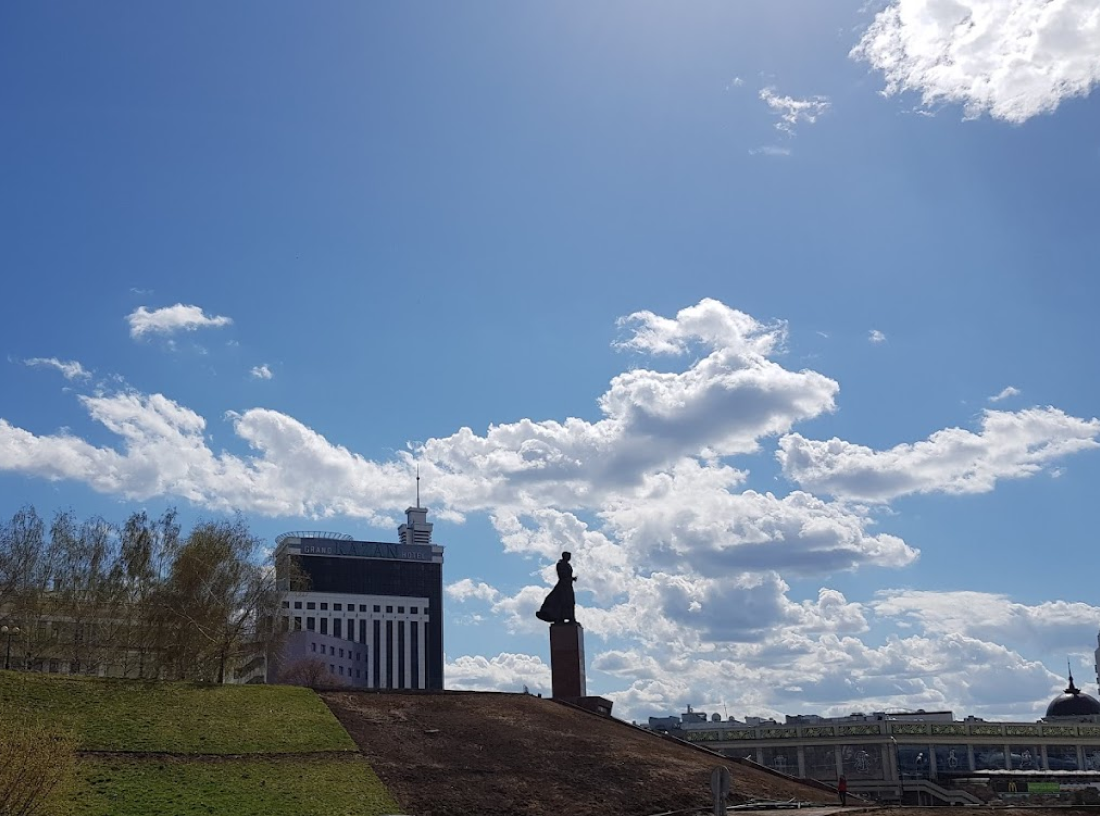 Памятник Муллануру Вахитову