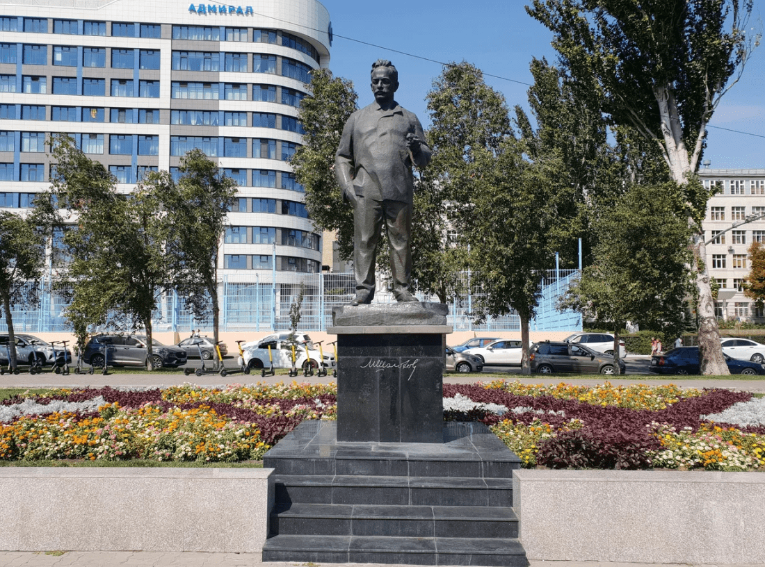 Памятник Михаилу Шолохову