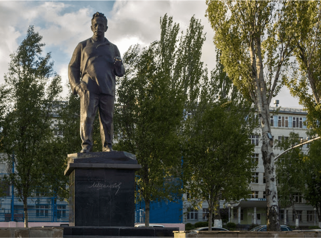 Памятник Михаилу Шолохову