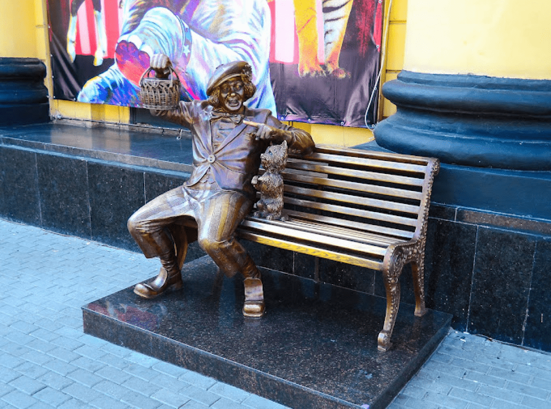 Памятник Олегу Попову