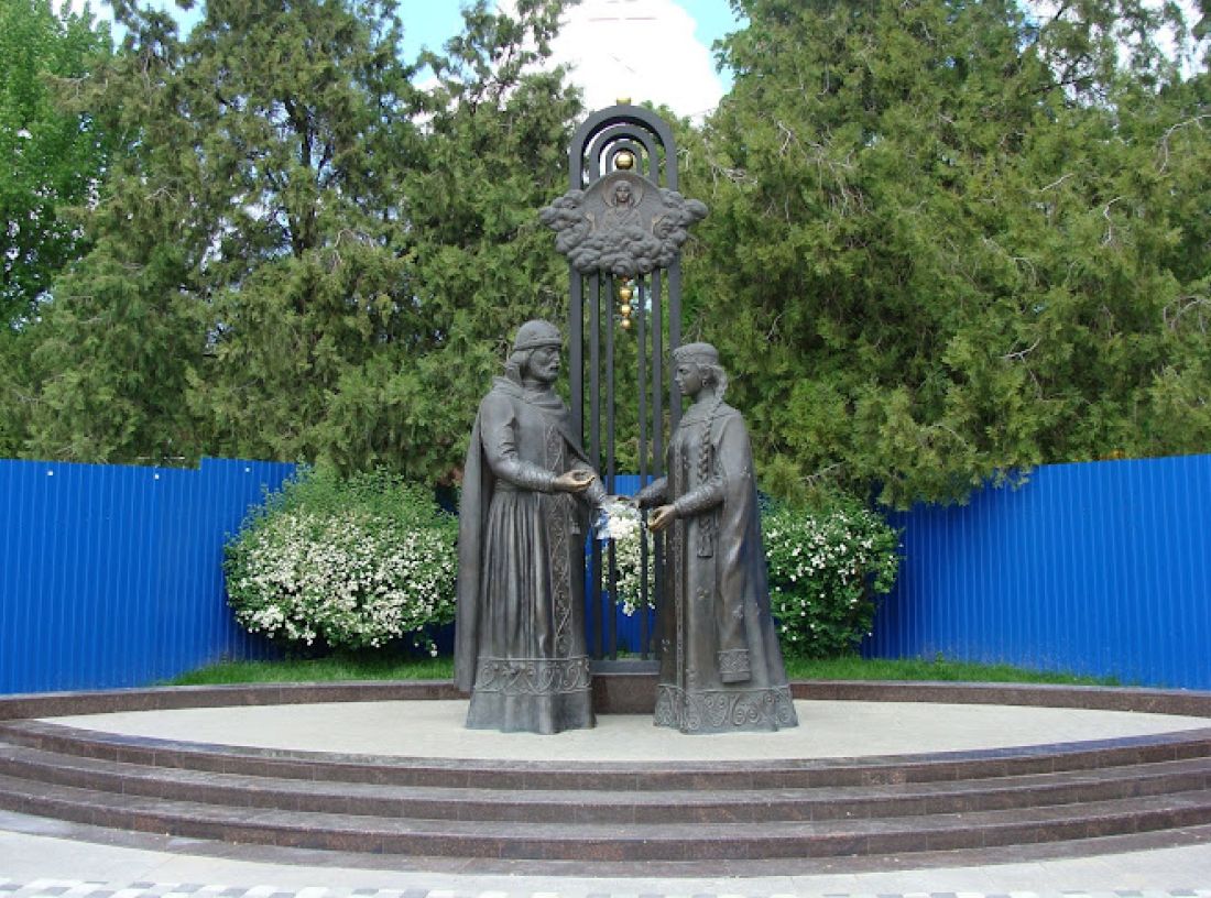Памятник святым Петру и Февронии Муромским