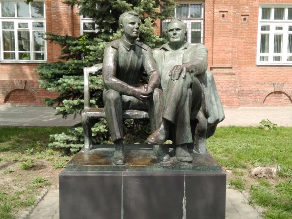 Памятник Сергею Королеву и Юрию Гагарину