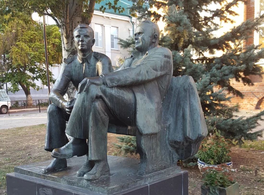 Памятник Сергею Королеву и Юрию Гагарину
