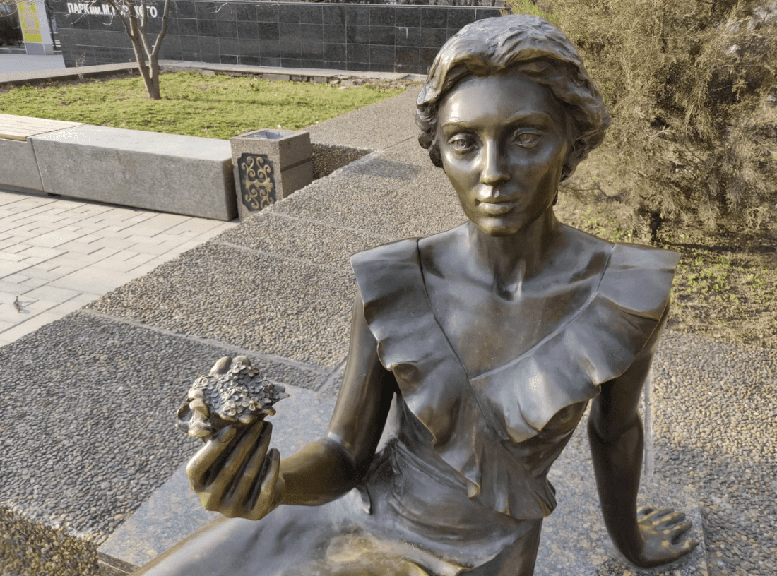 Скульптура «Цветочница»