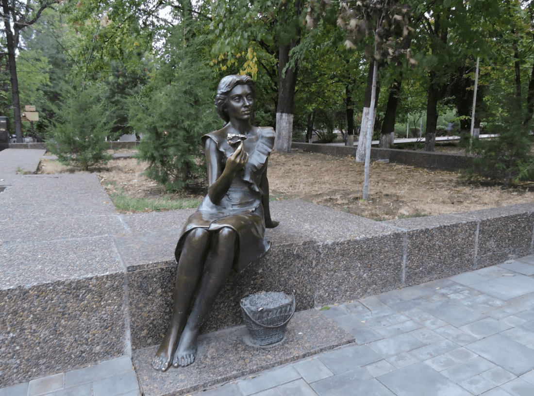 Скульптура «Цветочница»