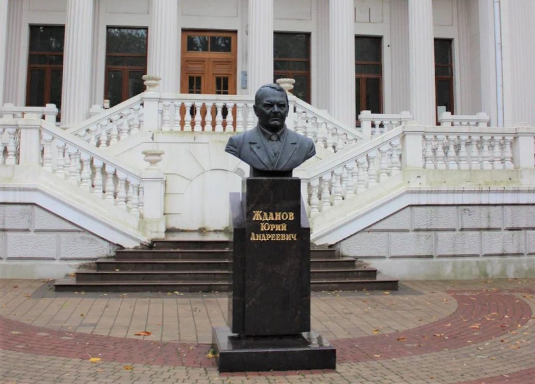 Памятник Ю.&nbsp;А.&nbsp;Жданову