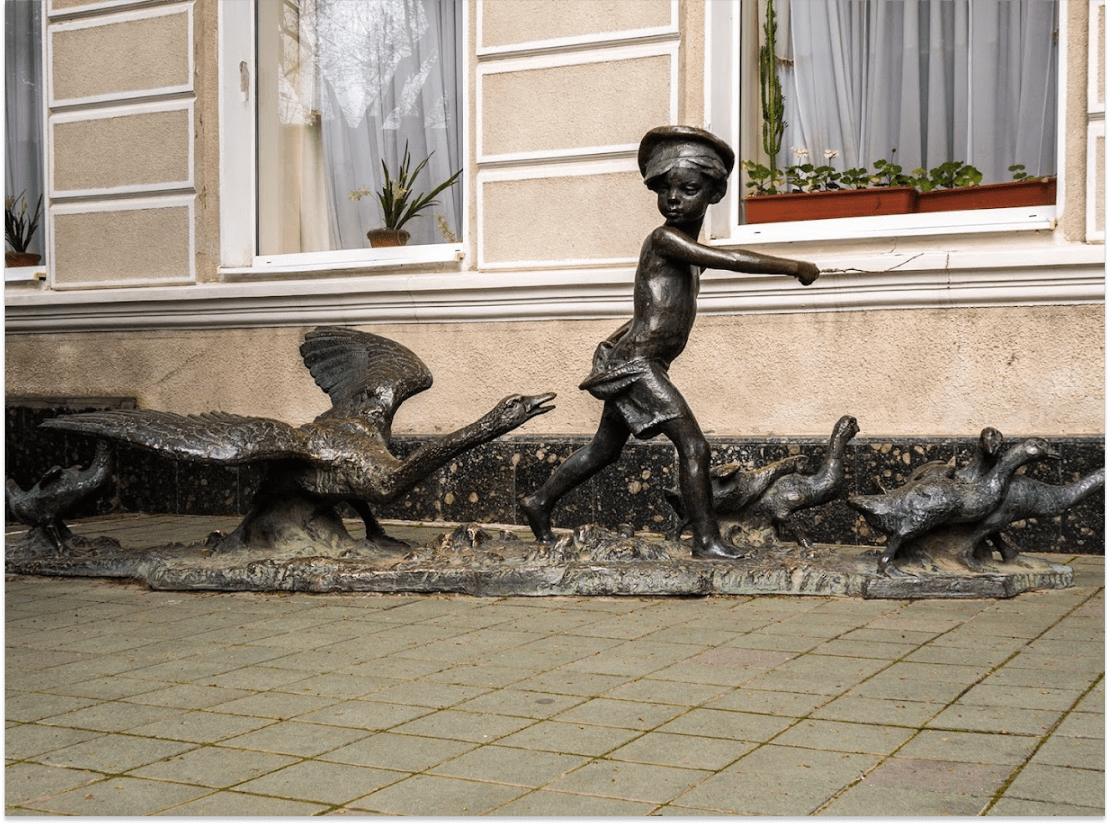 Скульптура «Нахаленок с гусями»