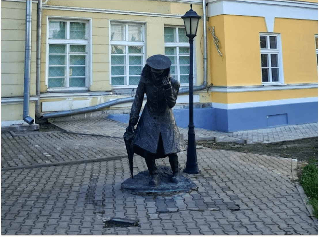 Скульптура «Человек в футляре»
