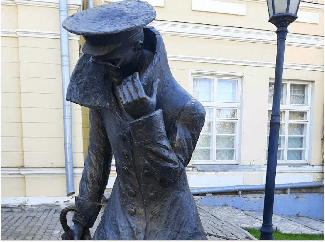 Скульптура «Человек в футляре»