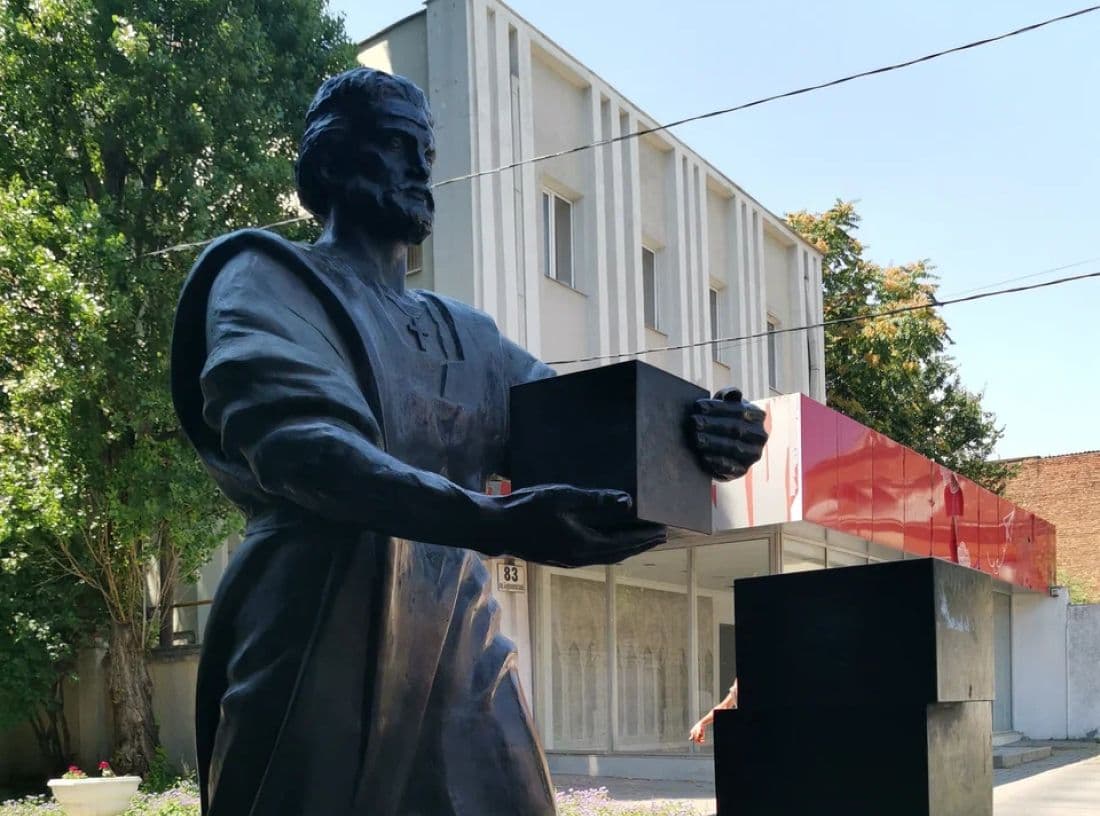 Памятник строителю