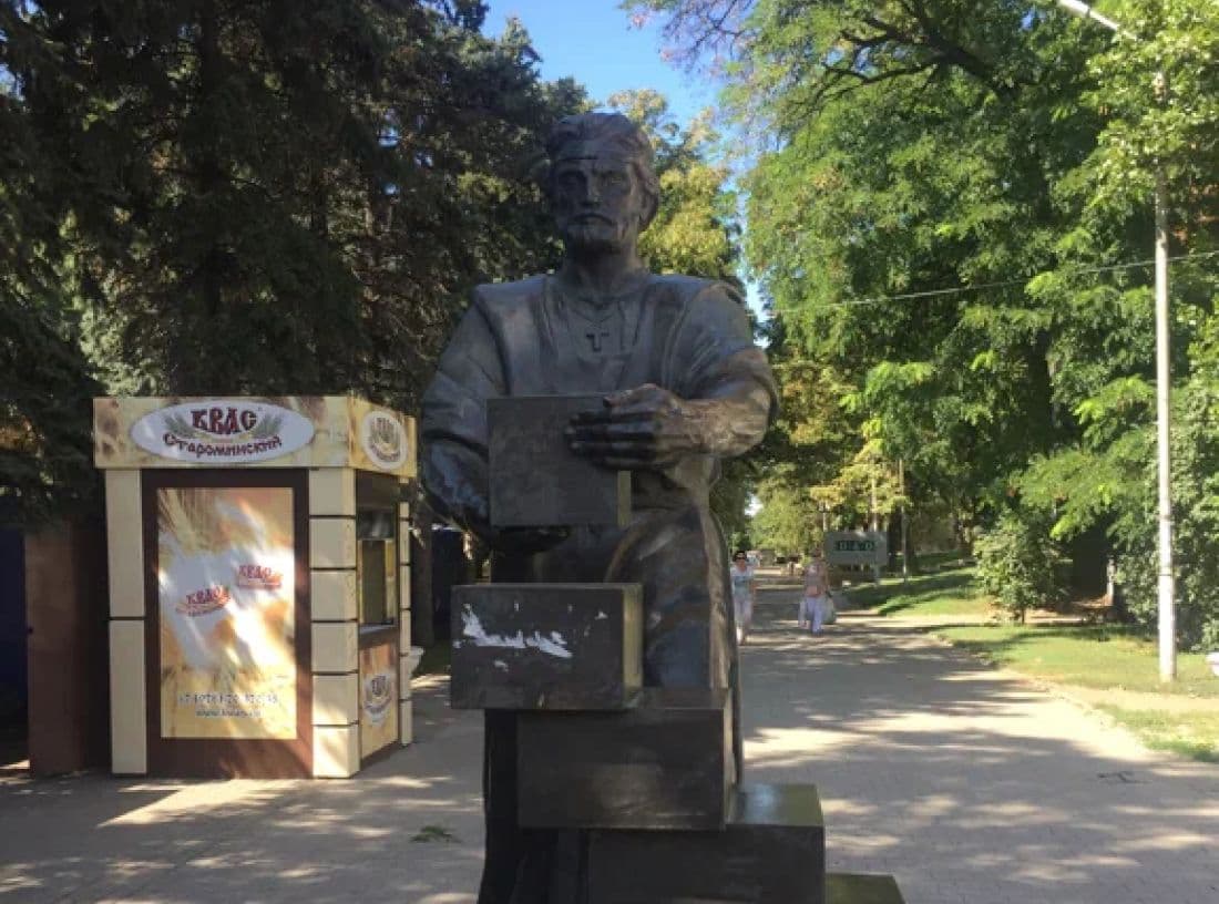 Памятник строителю