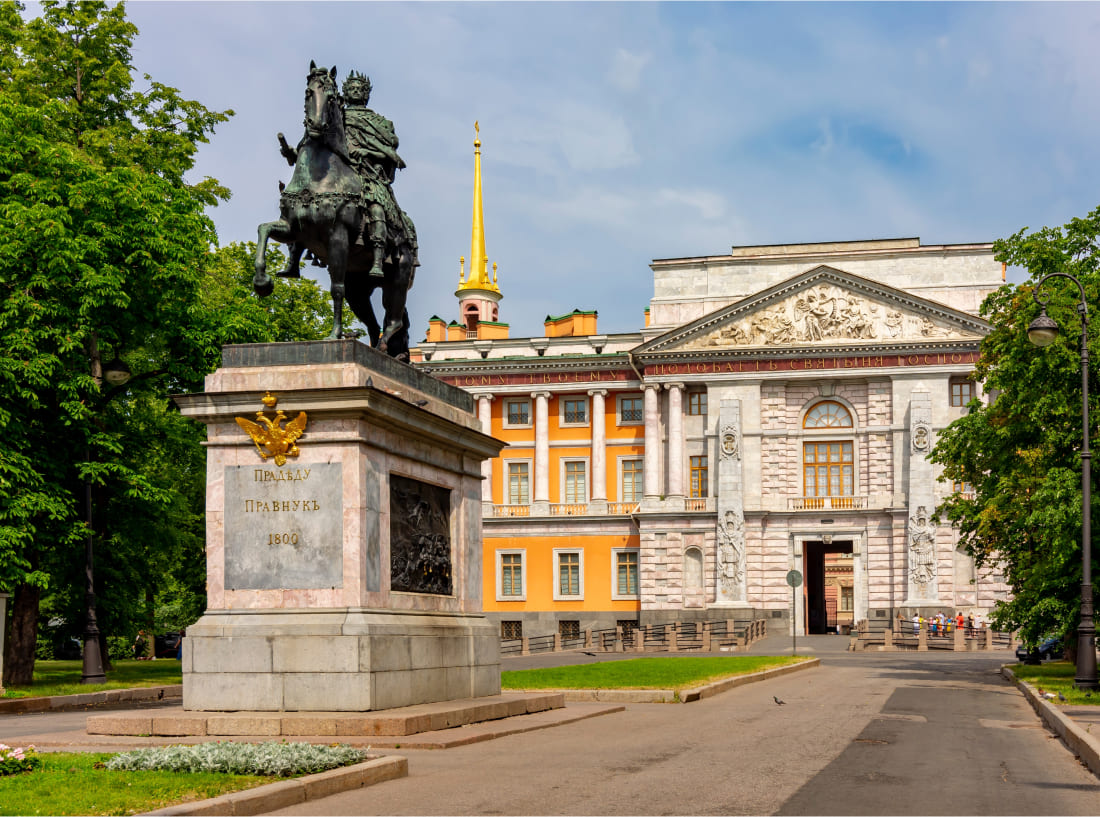 Памятнику Петру I у Михайловского замка