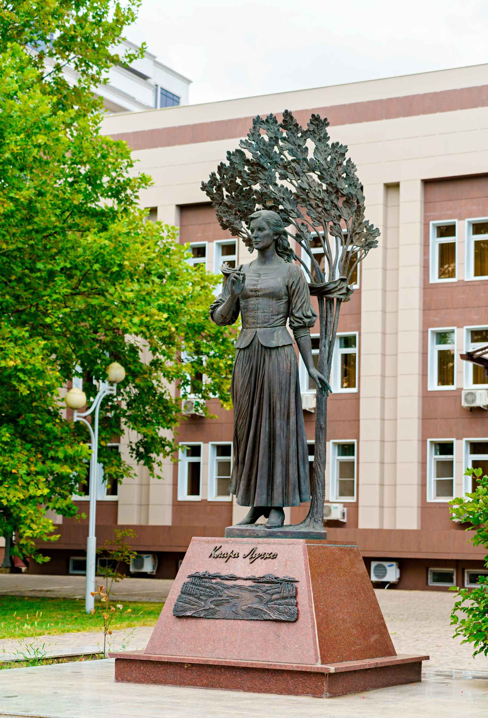 Памятник К. Лучко