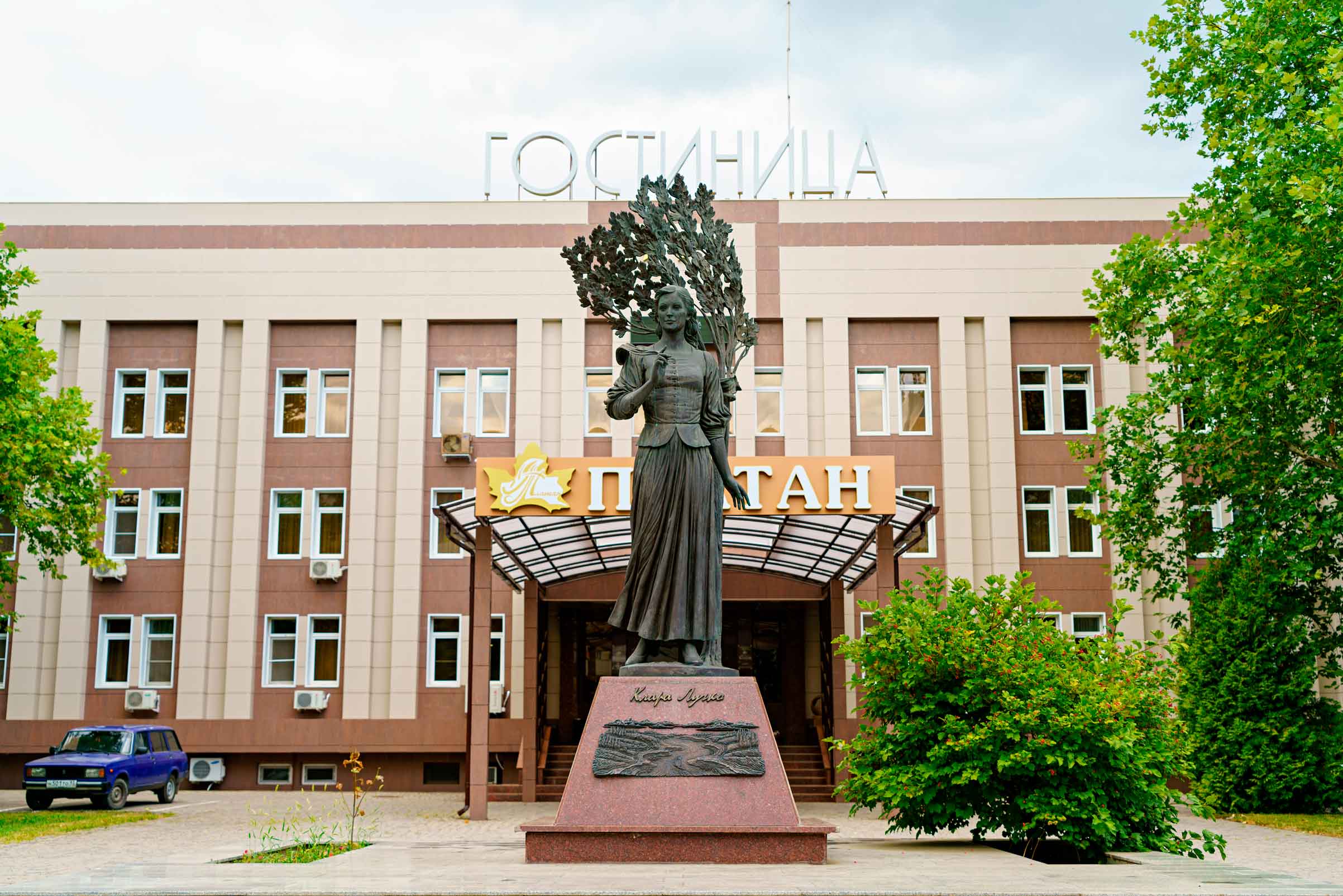 Памятник К. Лучко