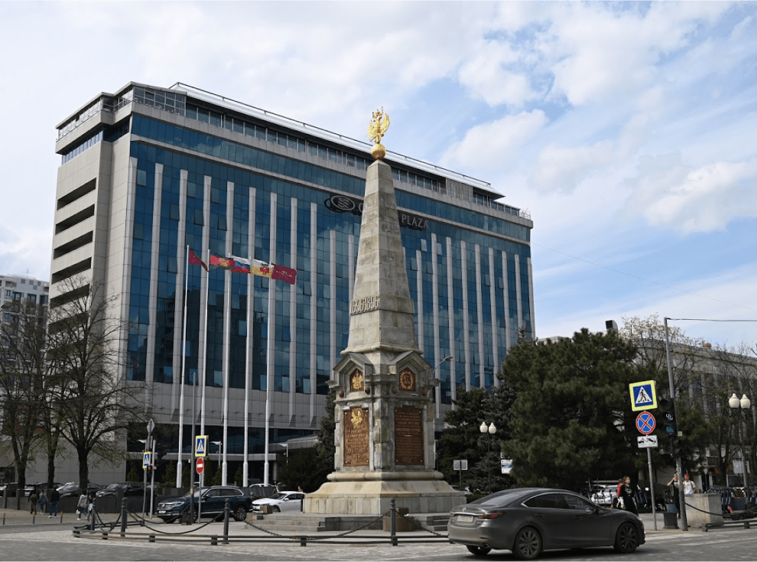 Памятник-обелиск в честь 200-летия Кубанского казачьего войска