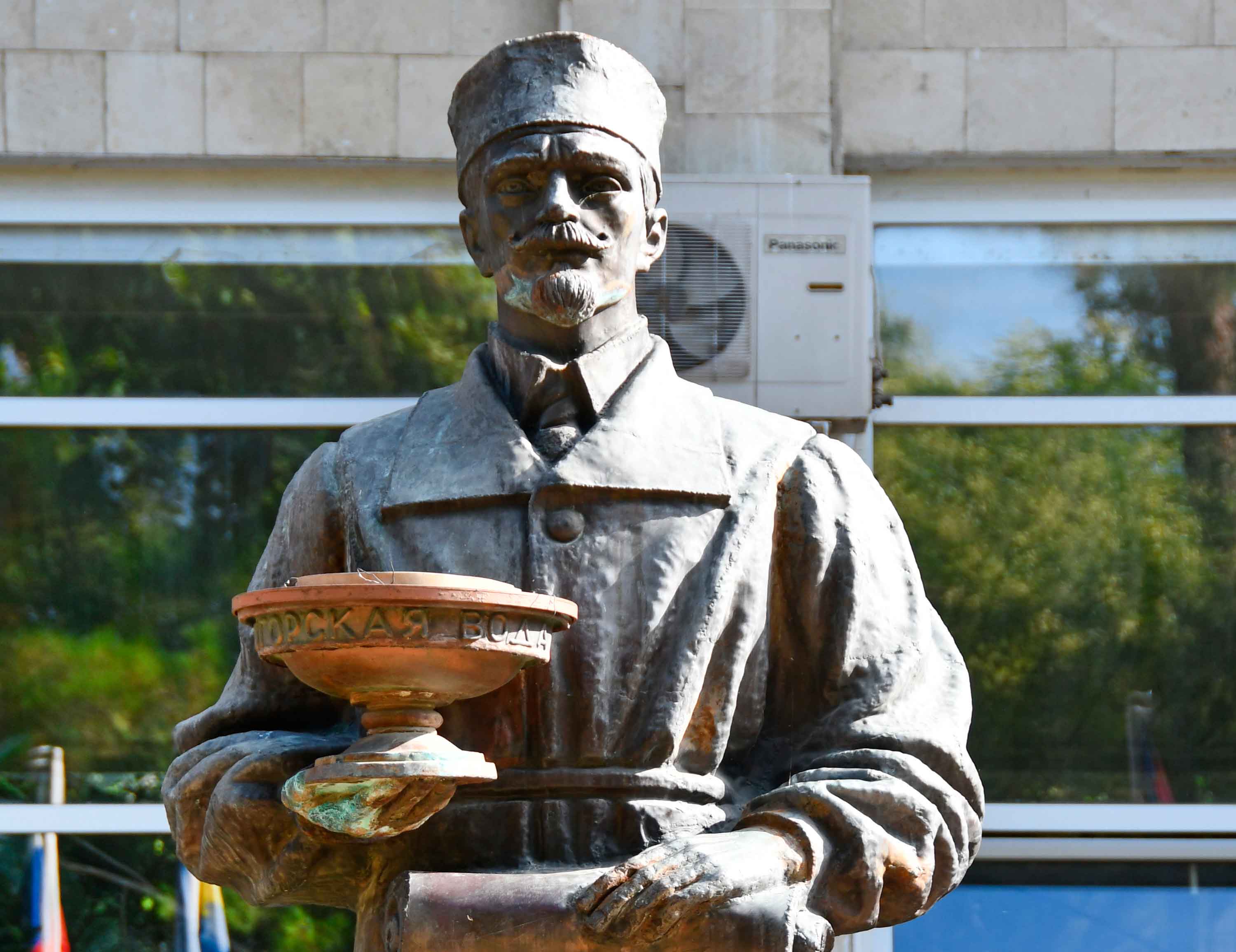 Памятный знак основателю курорта Владимиру Будзинскому