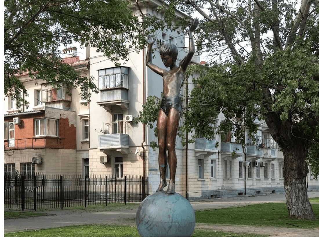 Скульптура «Девочка на шаре»