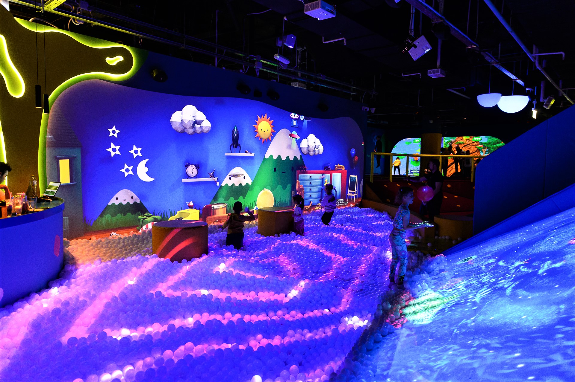 Мультимедийное путешествие в Hello Park