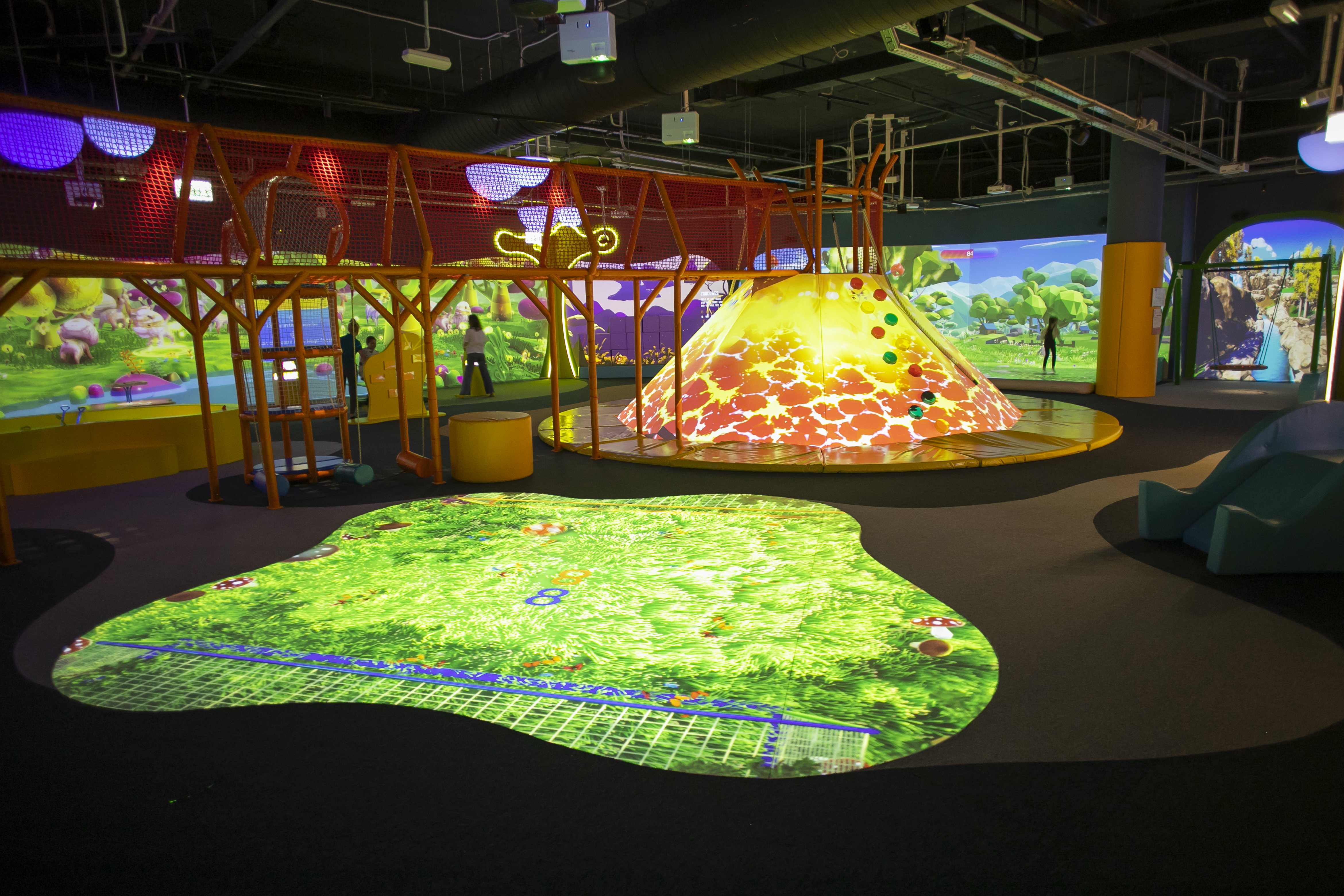 Мультимедийное путешествие в Hello Park