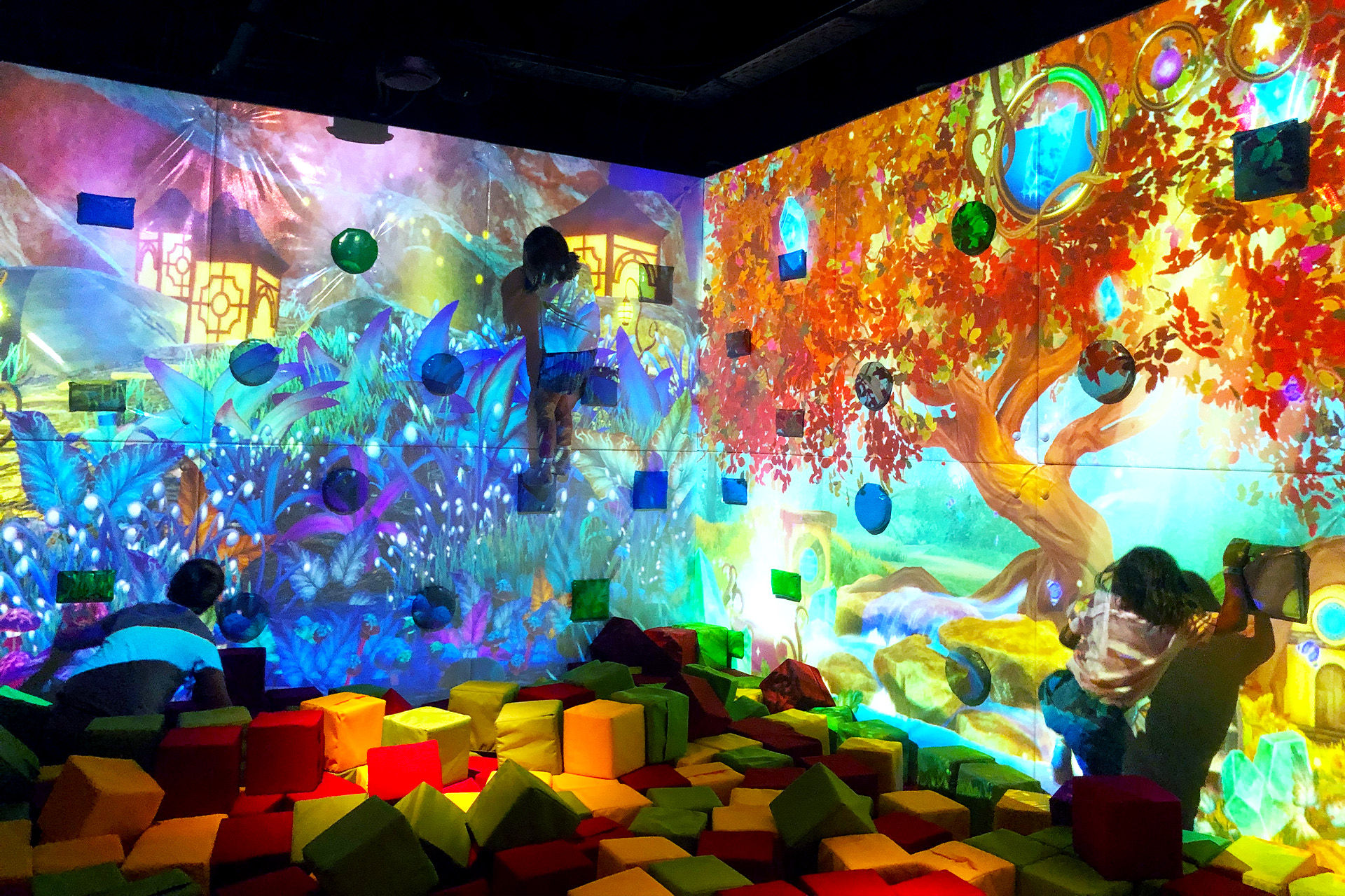 Мультимедийное путешествие в Hello Park