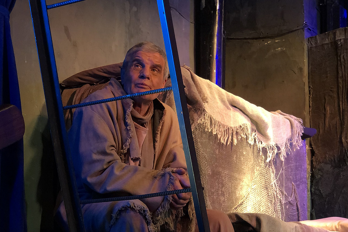 На дне